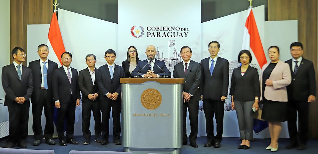 Jorge Duarte, rector de la UPTP, profesores y vicerrectores de las universidades de Taiwán formaron parte de la reunión. Foto: Gentileza