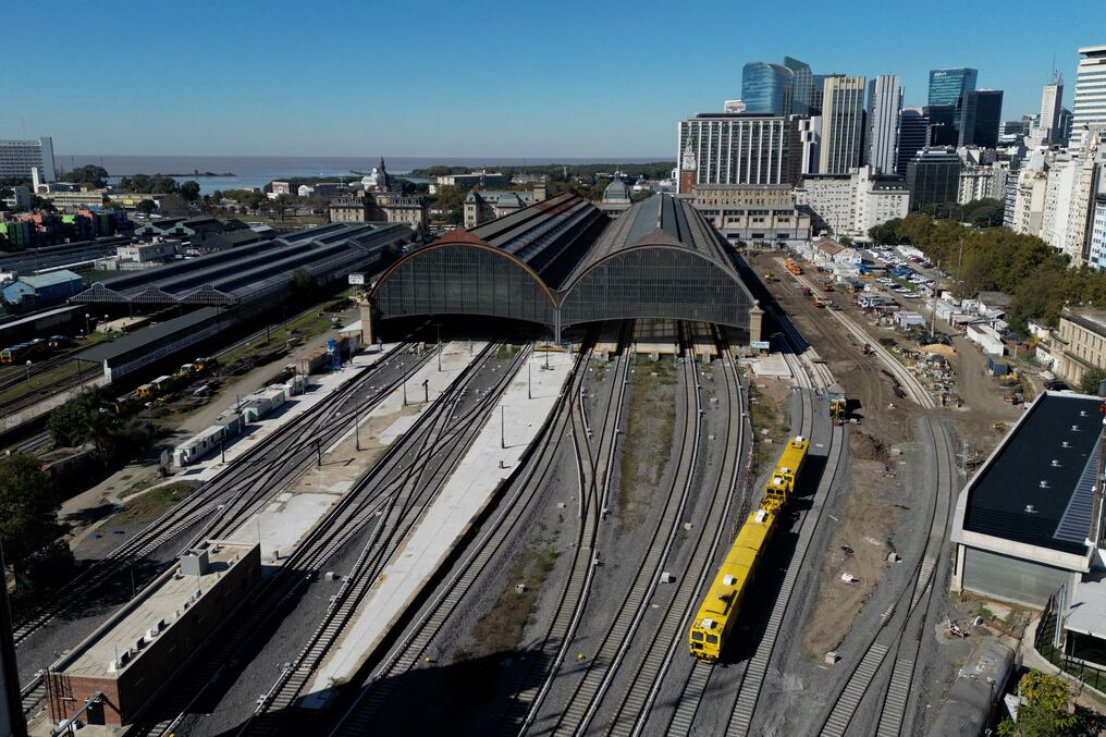 Las principales terminales ferroviarias quedaron desiertas, cientos de vuelos fueron cancelados y circuló apenas un puñado de líneas de autobuses. Foto: AFP
