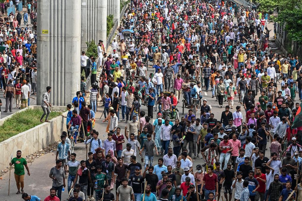 Manifestantes antigubernamentales marcharon este lunes hacia la residencia del primer ministro en Daca. Foto: AFP