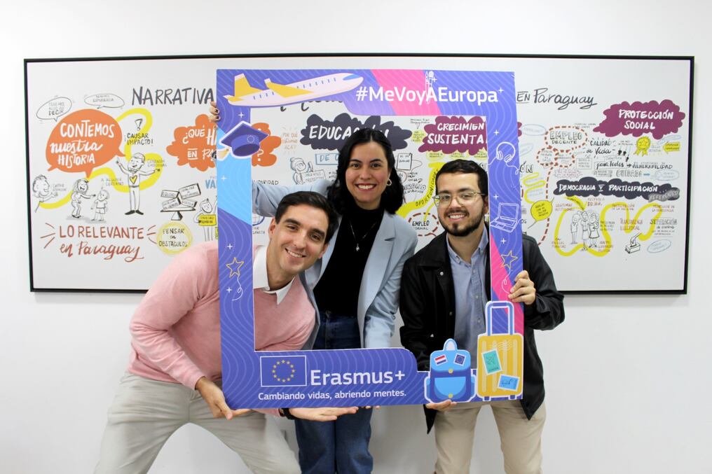 Se trata de Gabriel Benítez, Leila Lesme y Roland Báez, que viajarán becados para estudiar en universidades de la Unión Europea. Foto: Gentileza