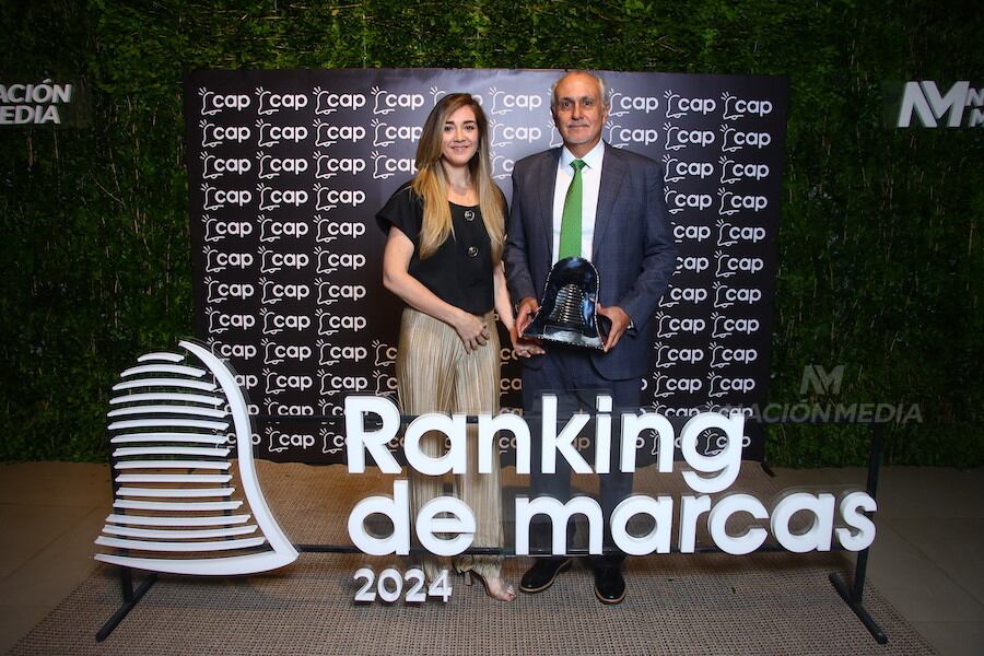 Vanella Barbieri y Eduardo Gross Brown con el premio para Gross Brown Estudio Jurídico. Foto: Eduardo Velázquez