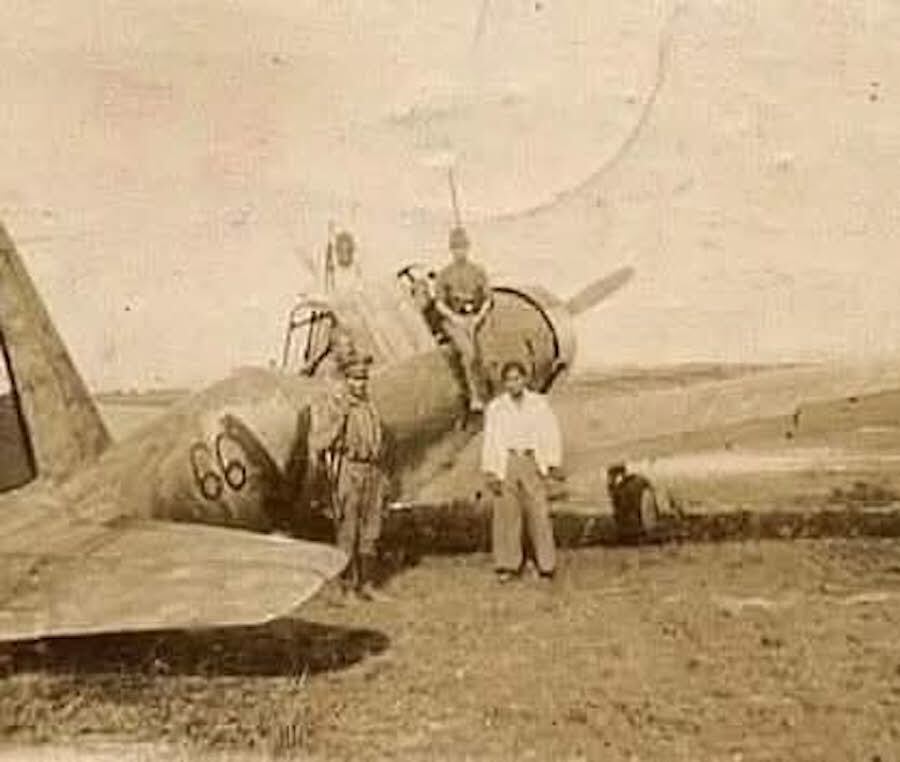 Pilotos de un BT-13 operado por las fuerzas revolucionarias