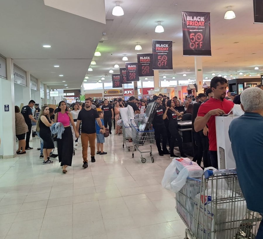 Pedro Juan Caballero continúa atrayendo masivamente a visitantes brasileños ante precios más competitivos para la compra de electrónica, electrodomésticos, artículos de lujo y más. Foto: La Nación
