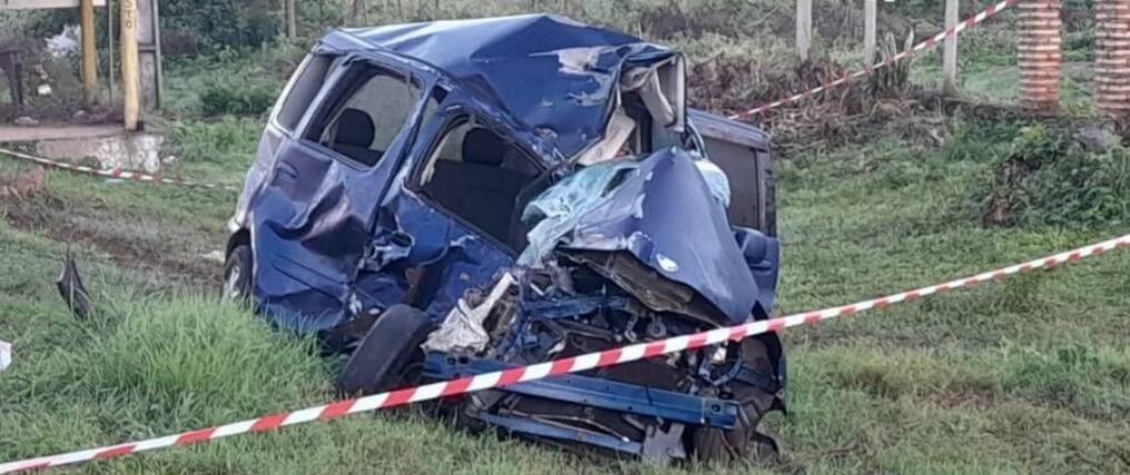 Según el relato del chofer del camión de gran porte, el conductor del automóvil habría intentado rebasar a una motocicleta realizando una maniobra indebida. Foto: Gentileza 