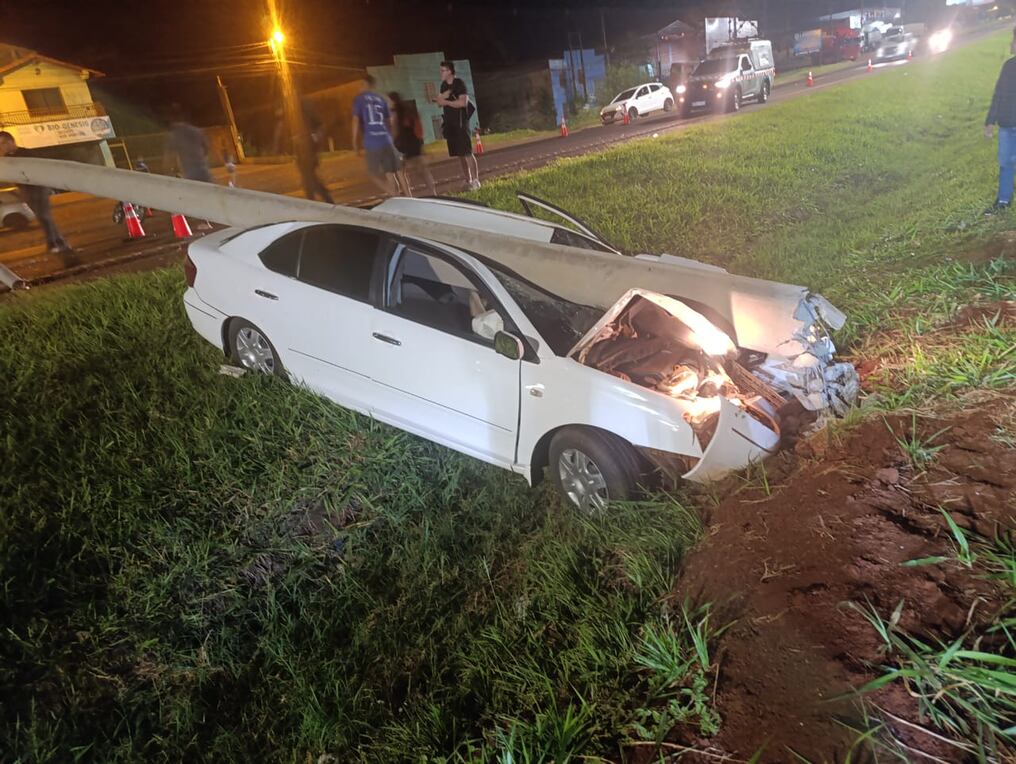 El automóvil cruzó la ruta PY02, y fue a chocar contra la columna de la Ande, que al derribarse afectó a otros dos rodados, un automóvil y un ómnibus. No hubo heridos. Foto: Gentileza