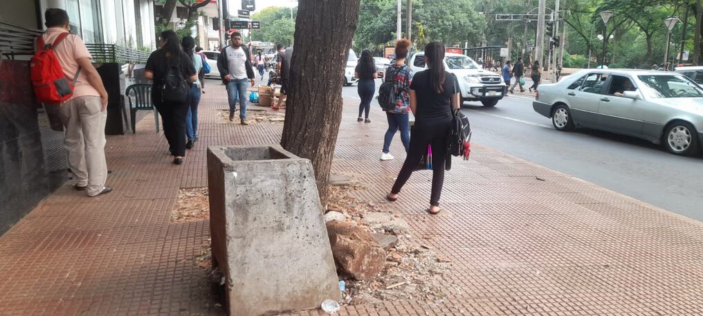 Av. Pioneros del Este, es zona de paradas de ómnibus y suele ser uno de los sectores caóticos del centro comercial, además de unos de los sectores sucios. Empresario Carlos Jara cuestionó el estado del centro comercial. Foto: Dolly Galeano