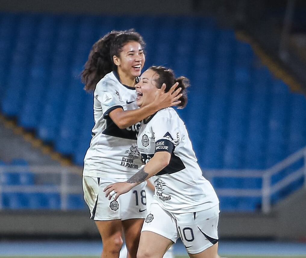 La alegría de las decanas por la clasificación y el golazo de Griselda Garay (derecha) en el partido de fase de grupos (foto: @OLIMPIA FEMENINO)