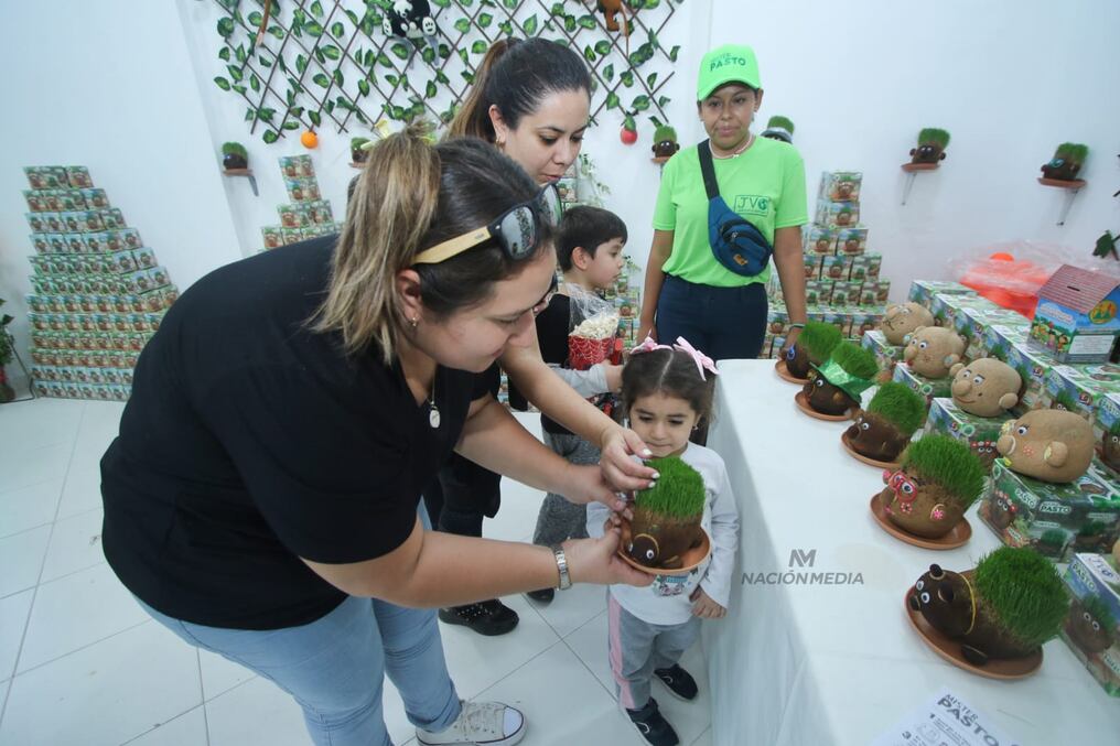 Los muñecos son figuras en forma de cabezas, hechos a base de aserrín de madera con semillas de pasto que crecen al ser regados, cuyo proceso de cuidado es el que se quiere fomentar en los chicos. Foto: Emilio Bazán