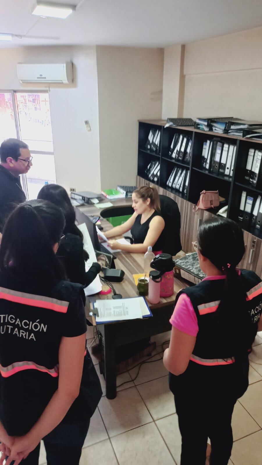 Uno de los allanamientos realizados por fiscales de Delitos Económicos en Ciudad del Este y Hernandarias, con apoyo de la Dirección Nacional de Ingresos Tributarios. Se investiga denuncia de la DNIT de esquema de empresas de fachada. Foto: Gentileza