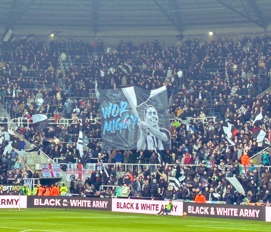La bandera que desplegaron hinchas del Newcastle en agradecimiento y homenaje al paraguayo Miguel Almirón.FOTO: @PREMIER_PY