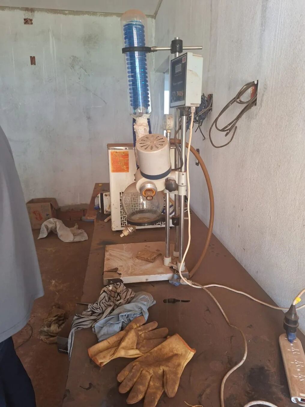 Dentro de la casa, los intervinientes hallaron equipos de un laboratorio para procesar marihuana. Foto: Gentileza