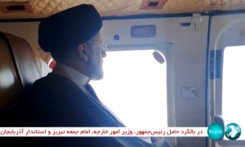 La televisión estatal iraní publicó este domingo esta imagen de Ebrahim Raisi a bordo de un helicóptero en la provincia de Azerbaiyán Oriental. Foto: AFP
