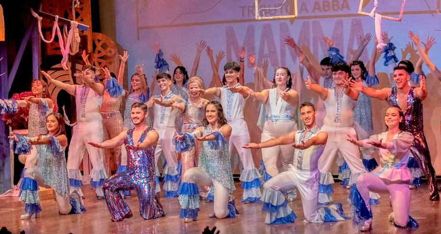 El musical convoca a más de 30 artistas en escena.