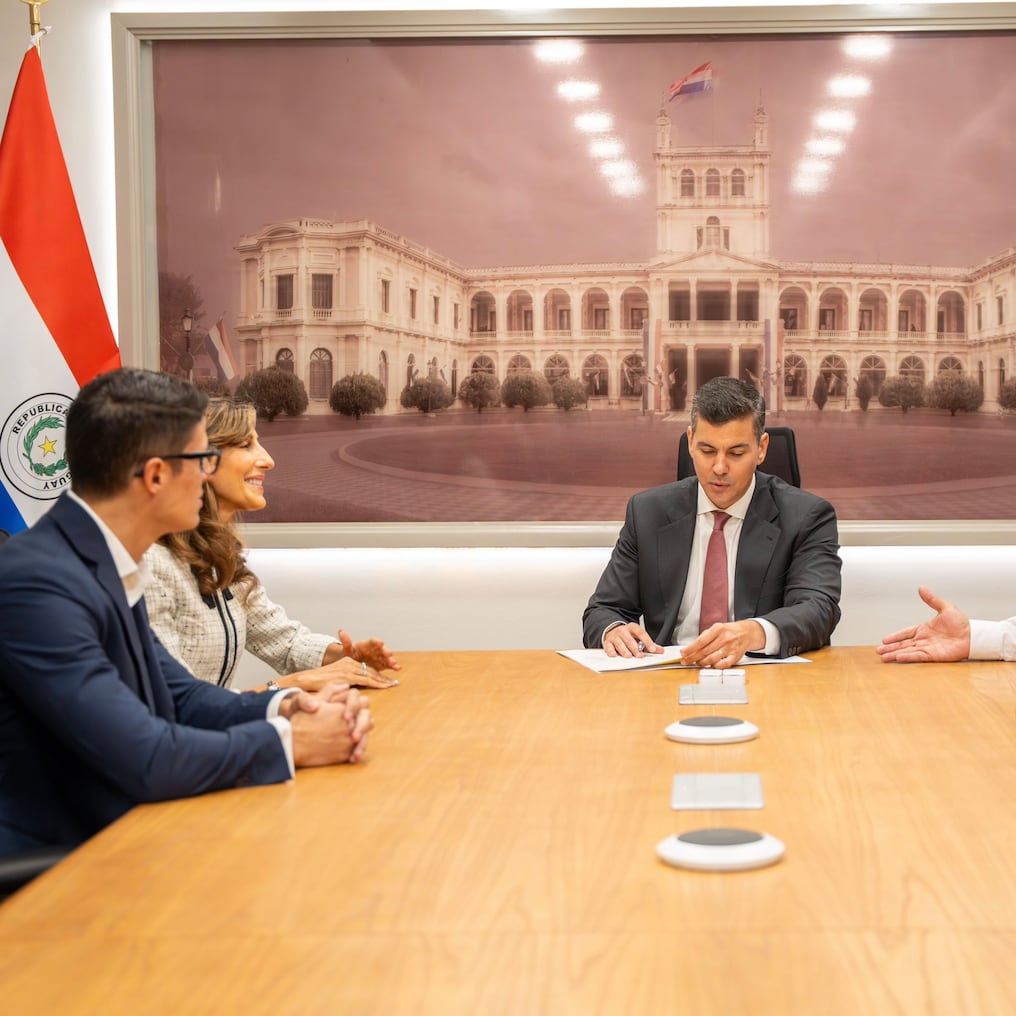 Ratificando el compromiso con la educación, el presidente Santiago Peña firmó el decreto que crea la Universidad del Centro Familiar de Adoración (UCFA). Foto: Gentileza 