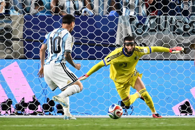 Lionel Messi anota el segunda gol para Argentina. Foto: ROBERTO SCHMIDT / AFP)