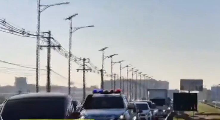 Impacientes conductores aguardaron durante varias horas hasta que apareció la Policía Municipal de Tránsito (PMT) de Luque para agilizar nuevamente el tránsito sobre la autopista Ñu Guasu con dirección a Asunción. Foto: Captura de pantalla
