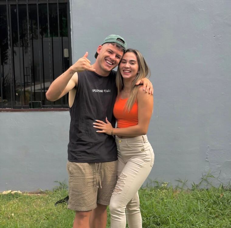 Richard “Cachorro” Sánchez y Ara Jiménez, dieron a conocer su noviazgo.