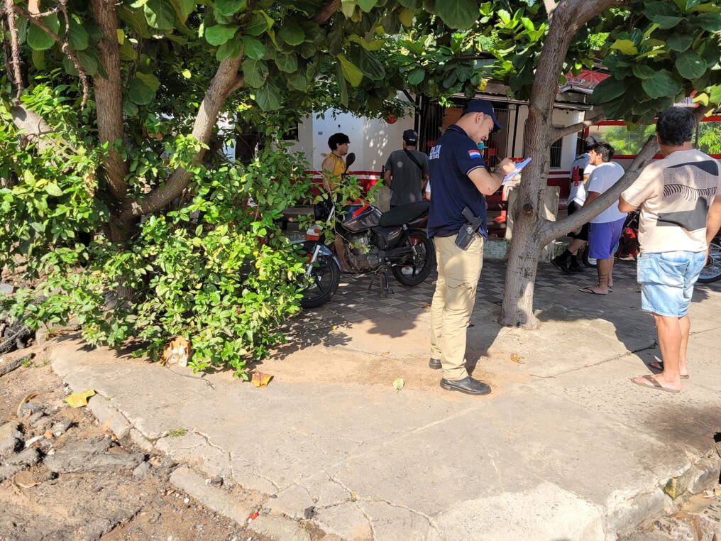Expertos de Criminalística acudieron al sitio para tomar las evidencias de los disparos e iniciar las pericias pertinentes. Foto: Gentileza