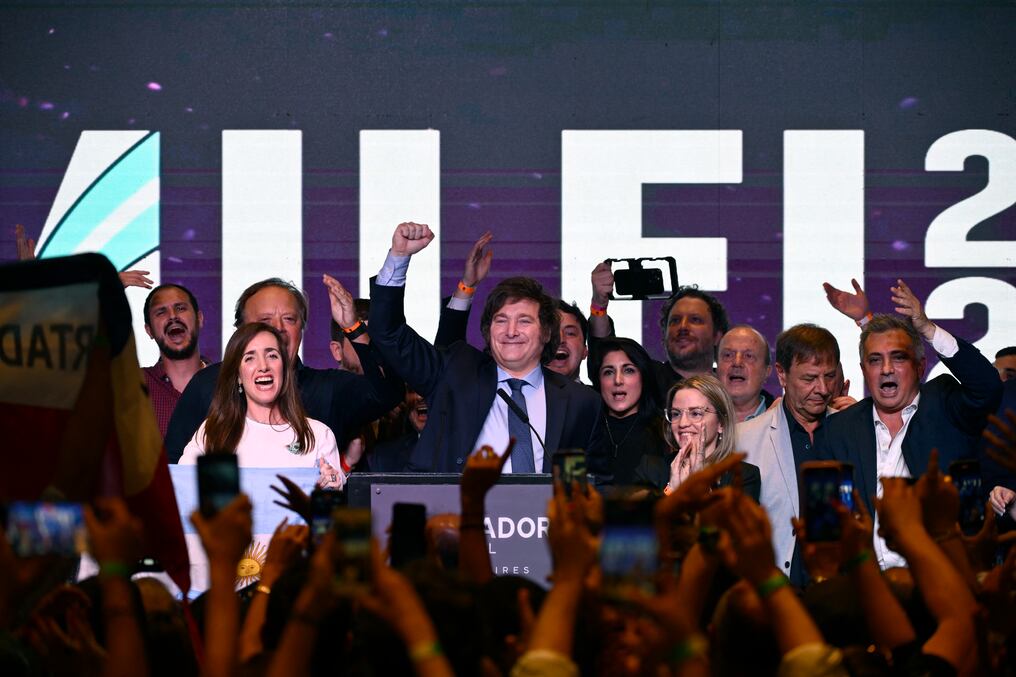 En agosto pasado, el economista y diputado ganó las primarias con 29,86 % de los votos, y este domingo último obtuvo 29,98 % en primera vuelta. Foto: AFP