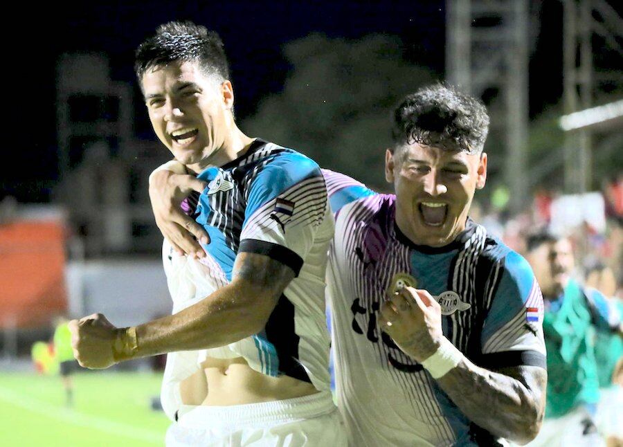 Iván Ramírez festeja con Matías Espinoza su gran gol de tiro libre, con el que Libertad superó a General Caballero.FOTO: APF