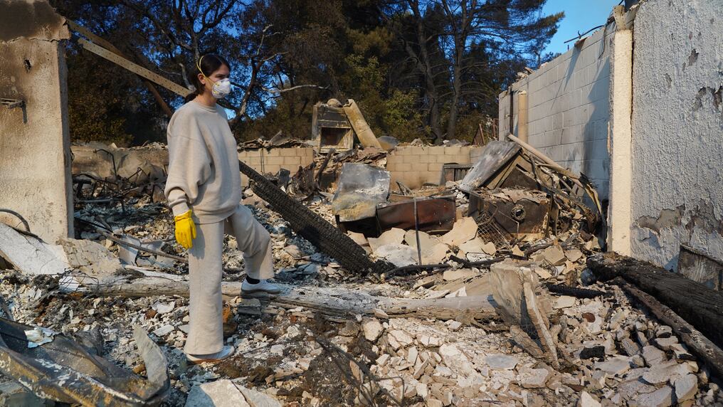 Nicole Perri busca sus pertenencias entre las ruinas de su casa destruida por el incendio de Palisades. Foto: Cecilia Sánchez/AFP