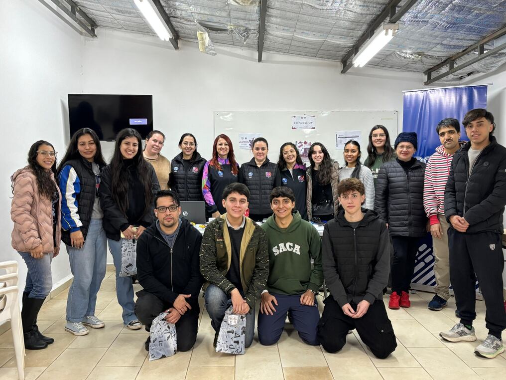 Los jóvenes encarnacenos toman muy en serio la participación de su ciudad en los juegos. La formación es intensa para que todo resulte perfecto. Foto: Gentileza