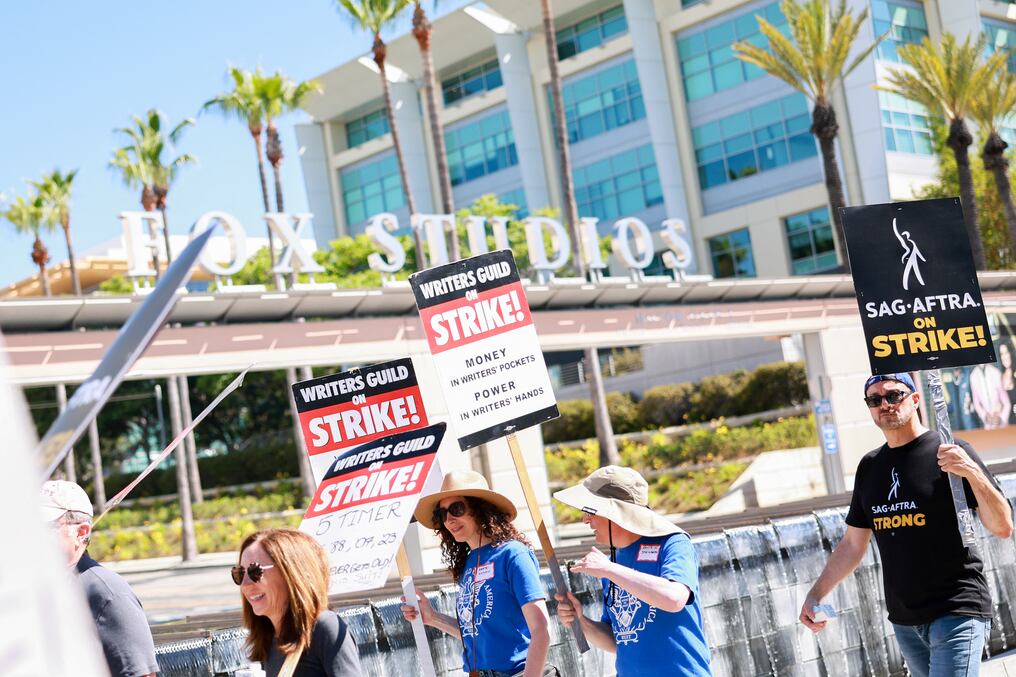 Imagen del día: la manifestación se desarrolla frente a Fox Studios, en Los Ángeles, California. Los edificios de Netflix, de HBO, Amazon y Paramount también sintieron la presión de la huelga. El apoyo a la medida llega desde todo el país. Foto: AFP