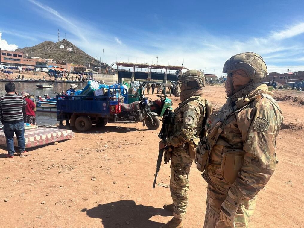 Efectivos de las Fuerzas Armadas bolivianas refuerzan los controles en Desaguadero, localidad fronteriza con Perú. Foto: @mindefbolivia