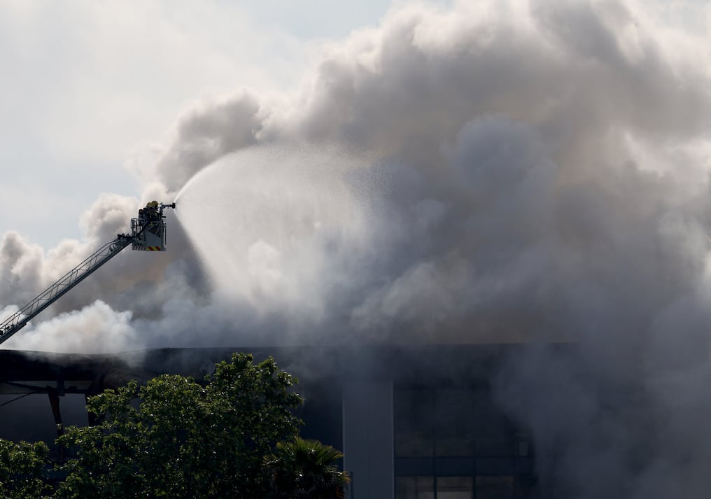 Se incendió un almacén de productos de limpieza de piscinas en la ciudad costera de Vilanova i la Geltrú, al sur de Barcelona. Foto: Lluis Gene/AFP