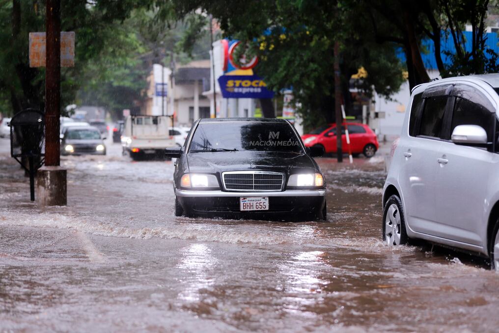 Las intensas lluvias registradas desde la madrugada de este jueves generaron innumerables problemas en el desplazamiento de las personas. Foto: Mariana Díaz