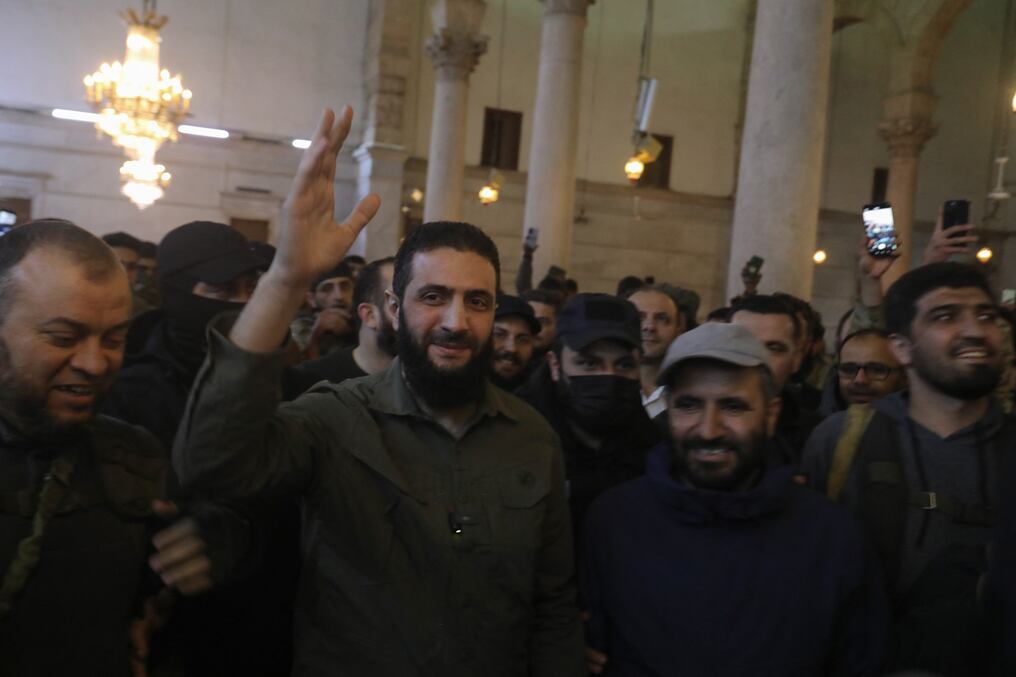 El líder sirio Abu Mohammed al-Jolani saluda a la multitud en la emblemática mezquita de los Omeyas de Damasco. Foto: Abdulaziz Ketaz/AFP