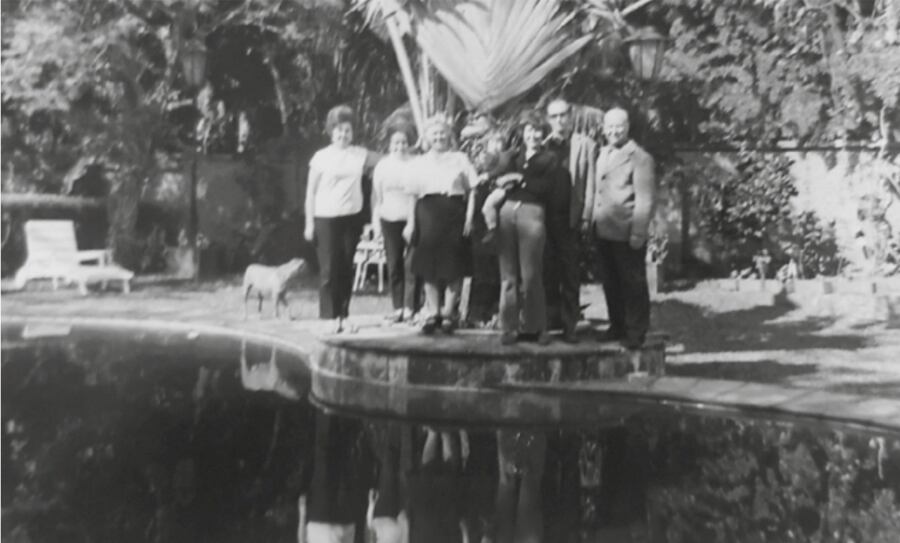 Familias Palazón y Alsina, posando en el jardín diseñado por el célebre arquitecto ítalo-argentino Ferruccio Corbellani. As. c.1959. Del libro “Relatos de barrio”, de la casa Louteiro a la Casa de la Integración del CAF. Asunción, 2024