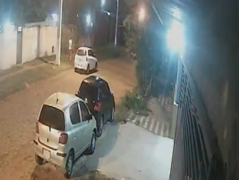 El automóvil marca Toyota, modelo Vitz, color blanco, fue registrado y en su interior fueron hallados varios objetos que serían utilizados para perpetrar robos a vehículos. Foto: Gentileza