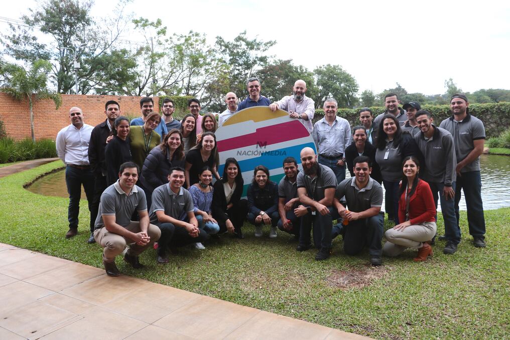 Osvaldo Salúm, CEO de Palermo, junto a los colaboradores de la empresa. Foto: Emilio Bazán