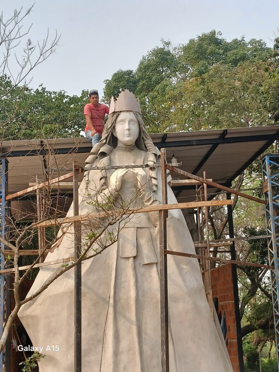 El artista cordillerano Ricardo Núñez prepara tres estatuas de entre 8 y 12 metros en homenaje a la Virgen de Caacupé. Foto: Gentileza