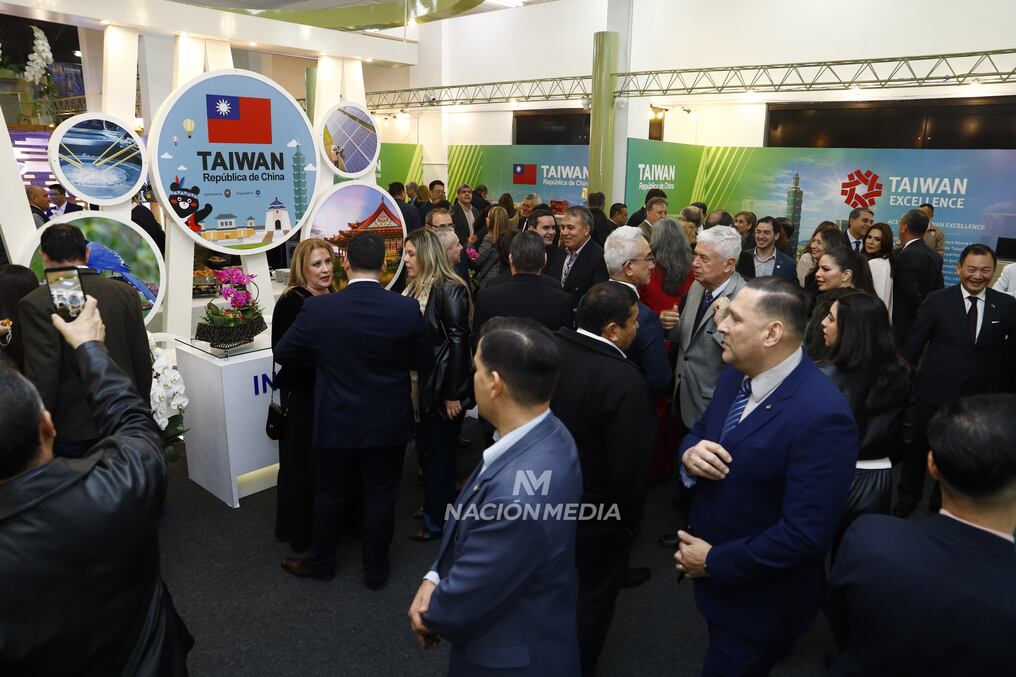 Numerosos visitantes recibió el stand en la noche de su inauguración. Foto: Christian Meza