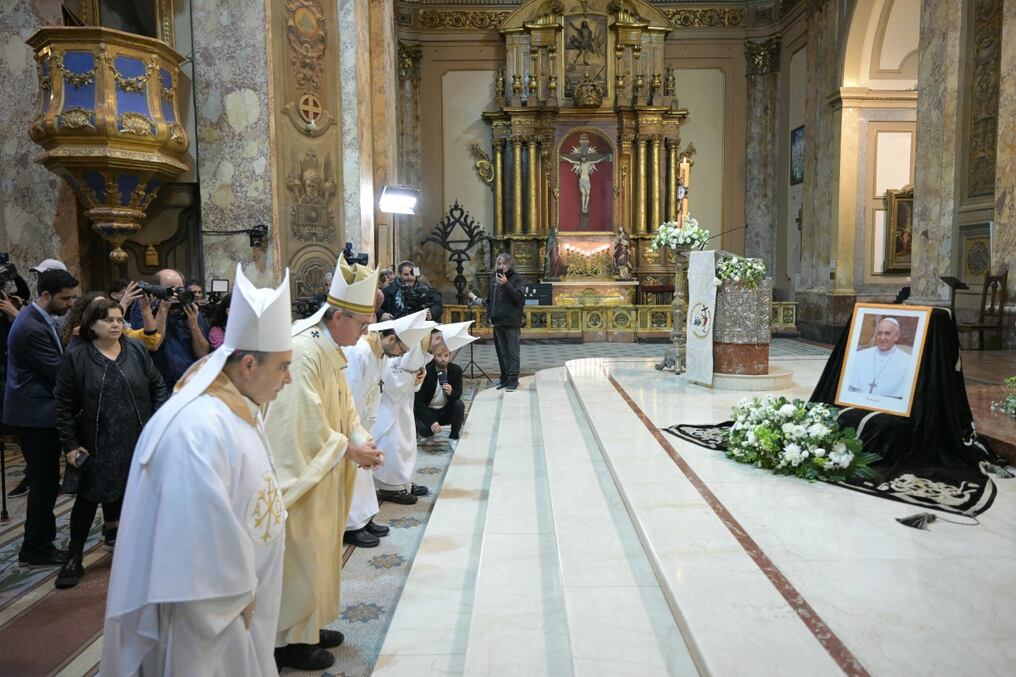 Los argentinos lloran este lunes en la catedral de Buenos Aires la muerte de su compatriota y líder espiritual, el papa Francisco. El Gobierno declaró 7 días de duelo. Foto: AFP