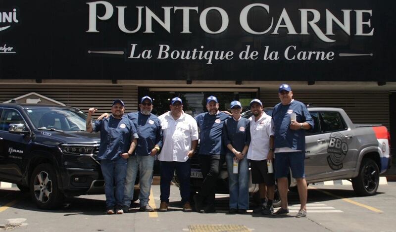 El BBQ Paraguay antes de partir hacia la competencia en Chile, integrado por Leyzman Salim, Gustavo Barrios, Fabian Delgado, Gio Pederzani, Julián Endara, Nicolás López y Edgar Ibáñez. Foto: Gentileza 
