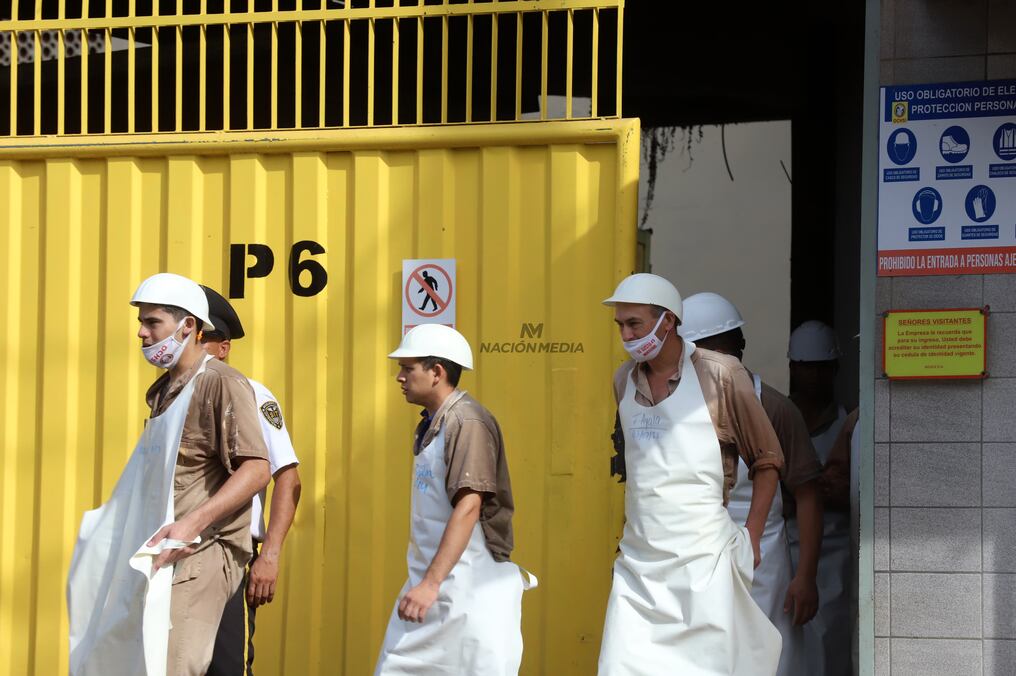 Trabajadores de la empresa Novex, que elabora embutidos de la marca Ochsi. Aguardan el restablecimiento de sus compañeros. Foto: Jorge Jara