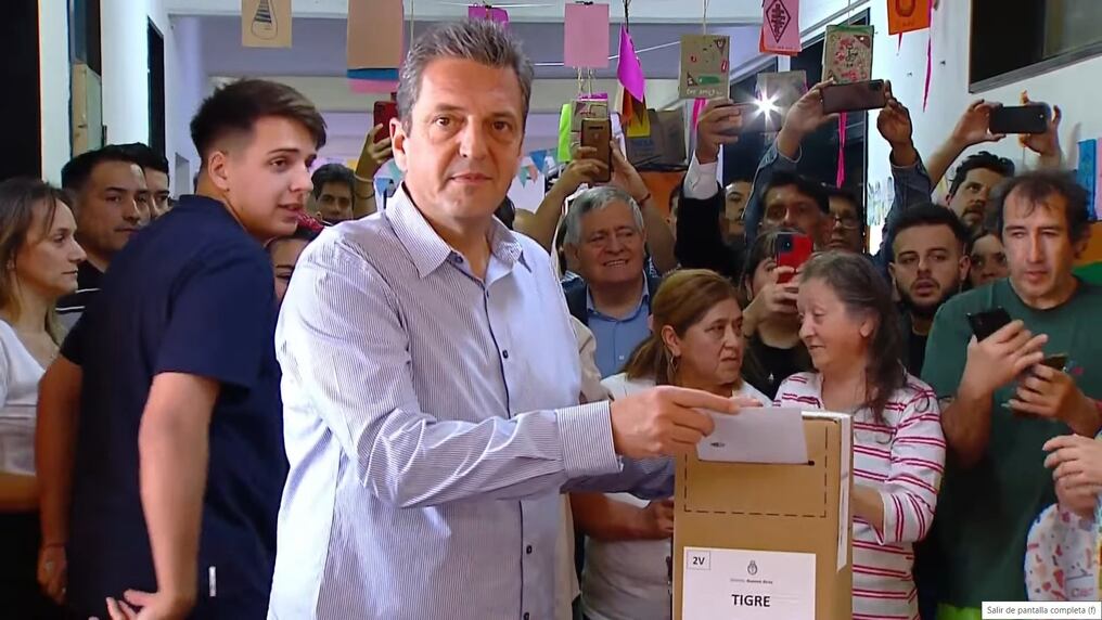El ministro de Economía y candidato presidencial de Unión por la Patria, Sergio Massa, votó en una escuela de la localidad bonaerense de Tigre. Foto: @Noticiasarg24