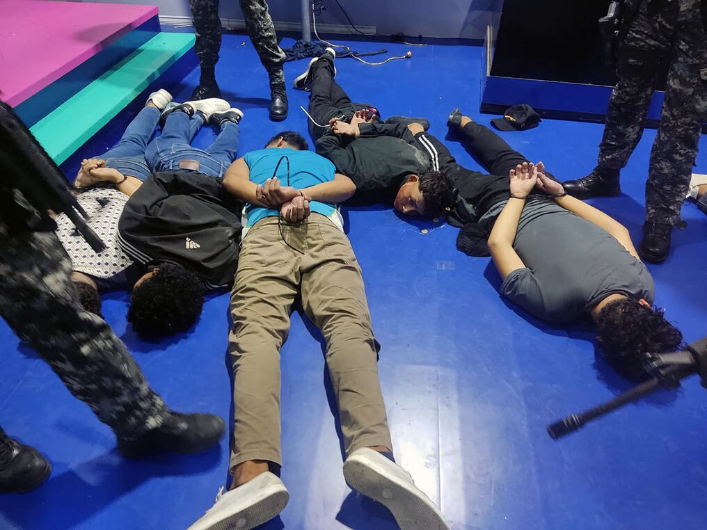 Detenidos por la policía dentro del estudio de la televisión pública TC que tomaron como rehenes a varios periodistas y miembros del personal. Foto: AFP