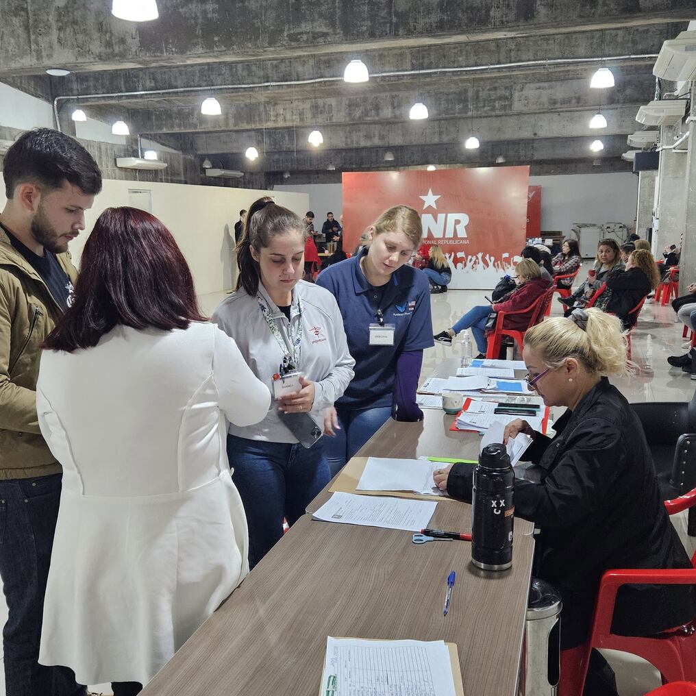 La secretaría de salud de la ANR comenzó este lunes las atenciones médicas en la sede de la Junta de Gobierno con la participación de 15 médicos extranjeros. Foto: @ANRParaguay