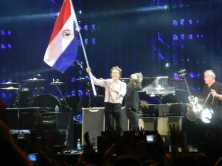 Uno de los mejores momentos fue cuando el artista salió al escenario con la bandera paraguaya. Foto: Gentileza