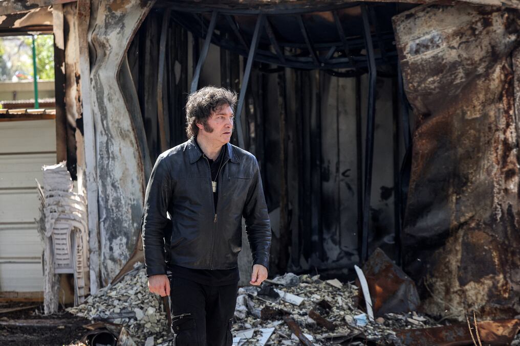 Javier Milei recorrió el kibbutz Nir Oz, uno de los lugares atacados por militantes de Hamás, durante los ataques del 7 de octubre de 2023. Foto: AFP