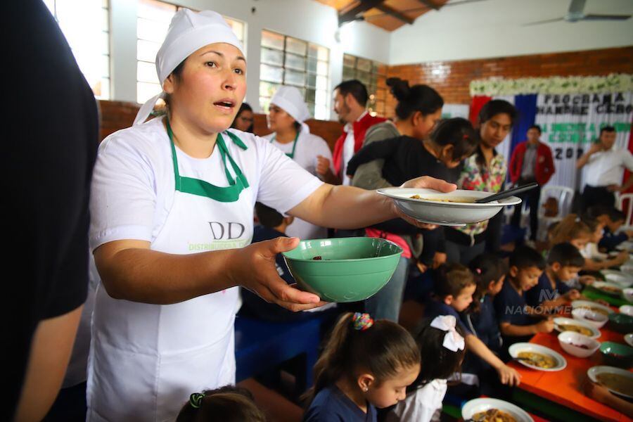 Hambre Cero entregó más de 32 millones de raciones de almuerzo en su primera etapa de implementación. Foto: Emilio Bazán