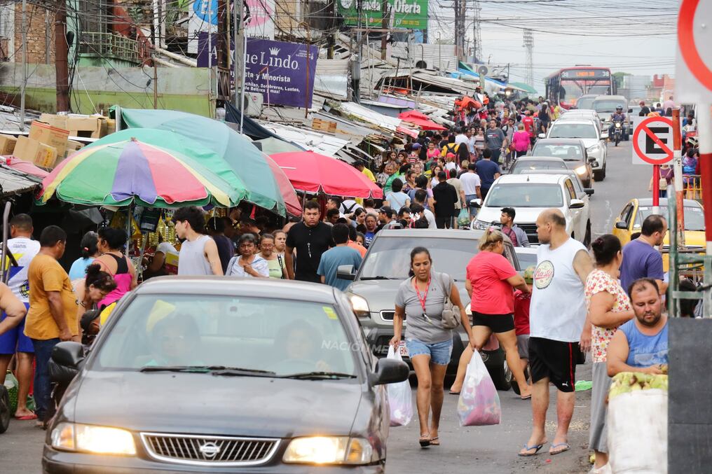 Sin embargo, los propietarios de los puestos aseguran que todavía no se llegó al nivel de ventas de años anteriores, por lo que esperan que mañana, 24 de diciembre más gente acuda a realizar sus compras de último momento. Foto: Néstor Soto