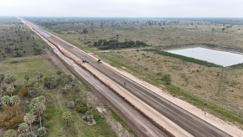 Las obras avanzan con tareas de terraplén, estabilización de suelo con cal, espaldones, excavaciones, base granular y alcantarillas. Foto: Gentileza