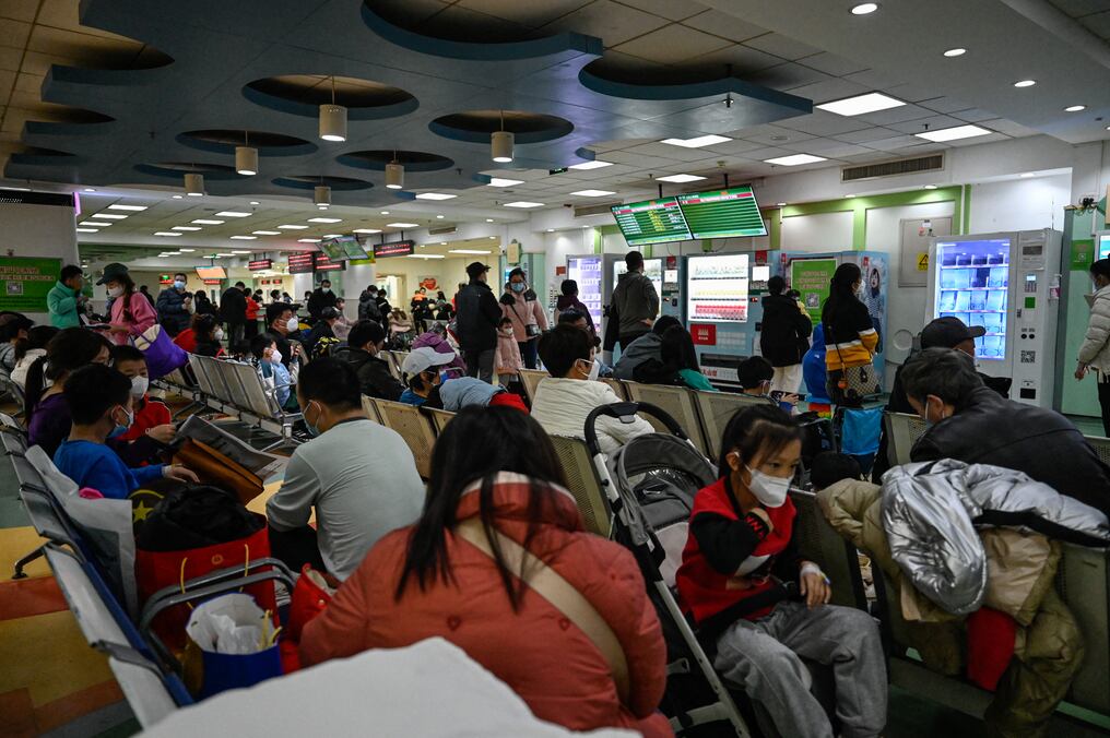 Los niños y sus padres esperan en un área ambulatoria de un hospital infantil en Beijing, el 23 de noviembre de 2023. Foto: AFP