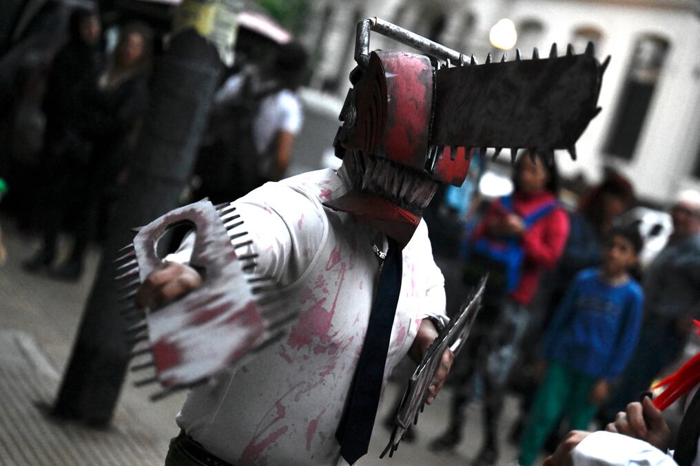 Un hombre disfrazado de Chainsaw Man, personaje de manga japonés, alude a la “motosierra” de Milei frente a la sede de La Libertad Avanza. Foto: AFP