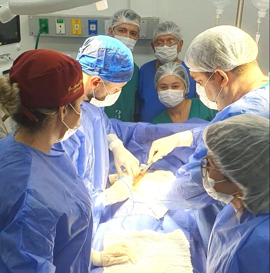 Uno de los equipos quirúrgicos que viene realizando cirugías en el hospital de Hernandarias, desde el 24 de octubre, los martes y viernes. Ya son 49 paciente beneficiados con el plan que proyecta completar 80 intervenciones. Foto: Gentileza